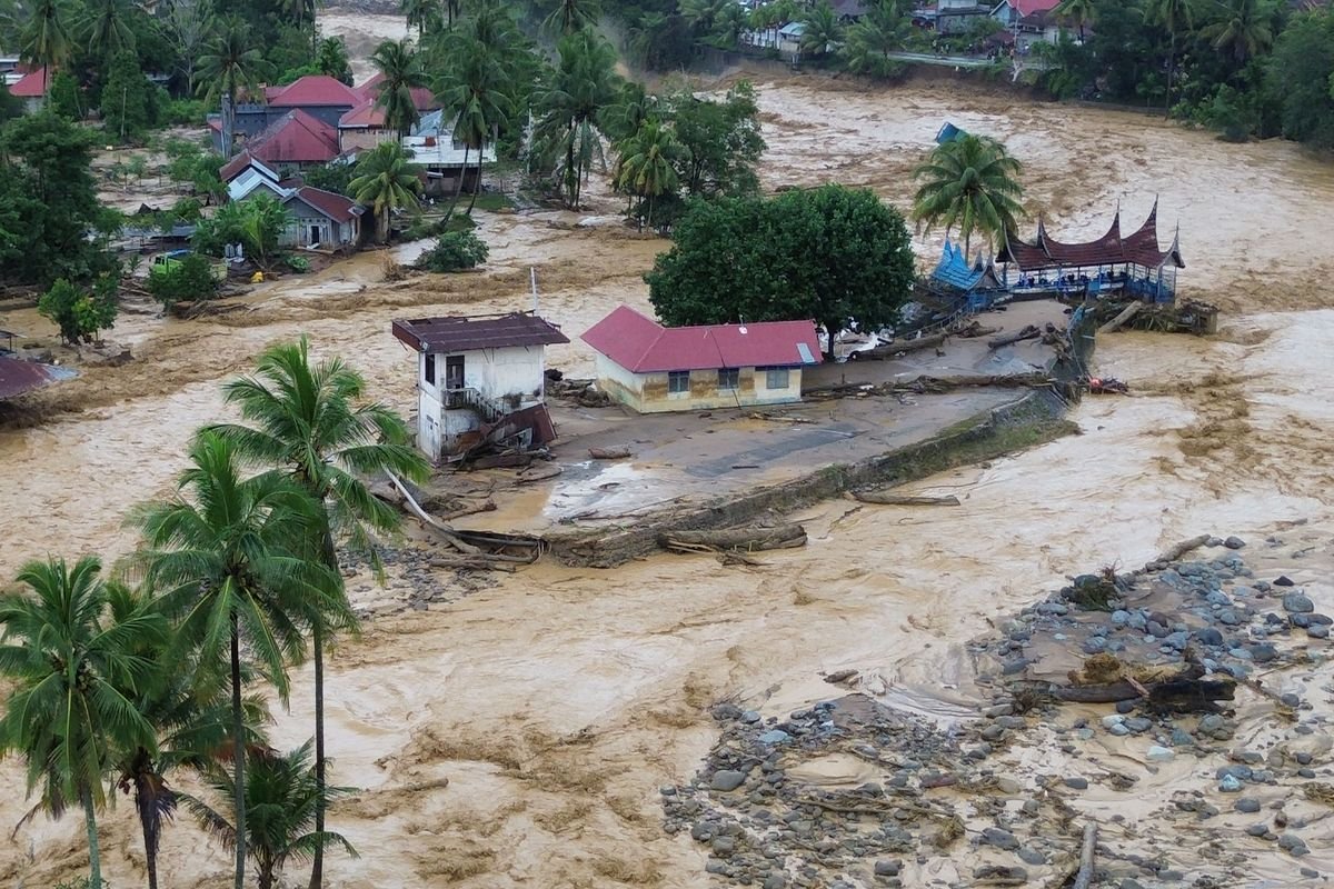 Awal musim hujan, peringatan dini banjir dan longsor kembali ditingkatkan